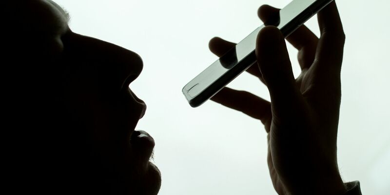 Im Rechtsstreit um das mutmaßliche Mithören von Privatgesprächen seiner Nutzer durch seinen Sprachassistenten Siri hat Apple einer Zahlung von 95 Millionen Dollar zugestimmt. - Foto: Alexander Heinl/dpa