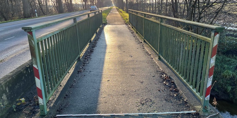 POL-KLE: Straelen - Nachtragsmeldung / Polizeiliche Suche nach Unfallstelle erfolgreich / Brückengeländer gestreift - Foto: presseportal.de