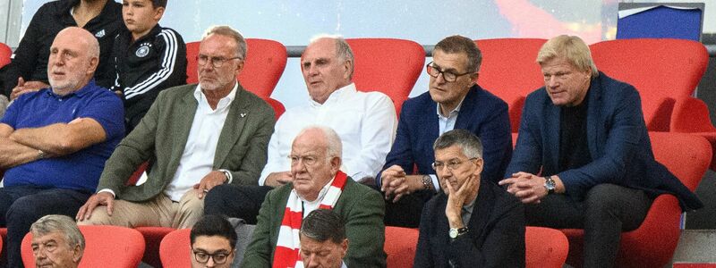 Damals noch gemeinsam auf der Tribüne: Uli Hoeneß (3.v.l.) und Oliver Kahn (r). - Foto: Matthias Balk/dpa