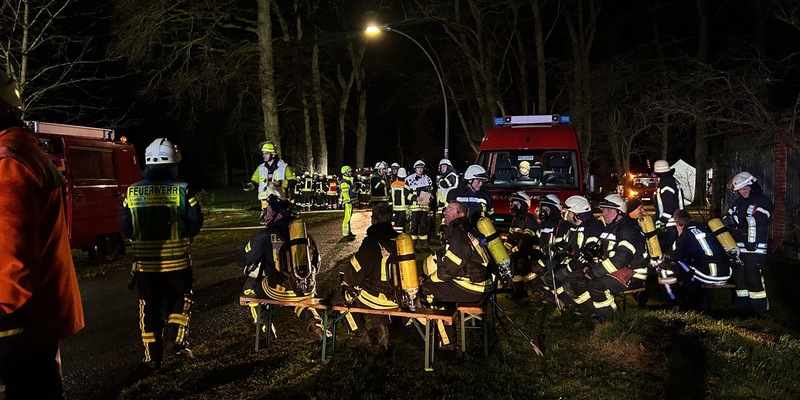 FW-ROW: Lagerhalle in Volkensen in Vollbrand - Foto: presseportal.de