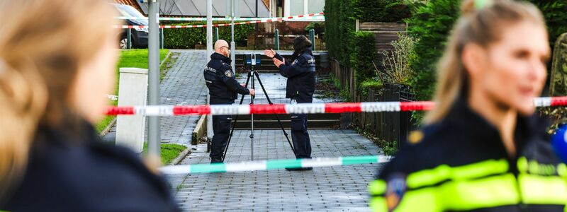 Nach einer Großfahndung hat die Polizei in Rotterdam einen 24-Jährigen gefasst, der drei Männer ohne erkennbaren Grund erschossen haben soll. - Foto: JEFFREY GROENEWEG/ANP/dpa