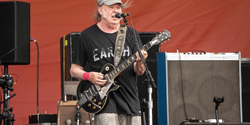 Neil Young will nun doch beim Festival Glastonbury spielen. (Archivfoto) - Foto: Amy Harris/Invision/AP/dpa