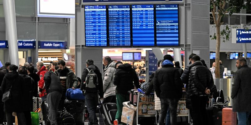 Ein IT-Ausfall der automatischen Grenzkontroll-Systeme hat an den deutschen Flughäfen zu stundenlangen Problemen geführt. - Foto: Roberto Pfeil/dpa