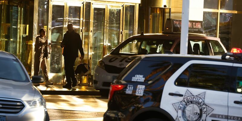 Der Verantwortliche für die Explosion vor dem Trump-Hotel in Las Vegas litt nach Angaben der Ermittler an einer posttraumatischen Belastungsstörung. - Foto: Bizuayehu Tesfaye/Las Vegas Review-Journal/AP/dpa