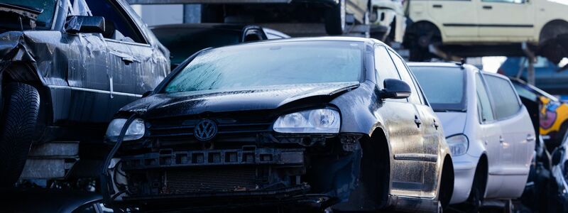 Jedes Jahr werden tausende Fahrzeuge unerlaubt abgestellt - und es werden immer mehr. (Archivbild) - Foto: Rolf Vennenbernd/dpa