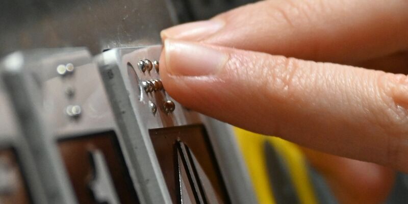 Für blinde und sehbehinderte Menschen gibt es einige Erleichterungen im Alltag, doch ein Interessenverband sieht noch Nachholbedarf. (Archivfoto) - Foto: Anna Ross/dpa