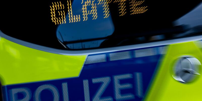 Autofahrer sollten am Wochenende besonders vorsichtig sein. - Foto: Rolf Vennenbernd/dpa