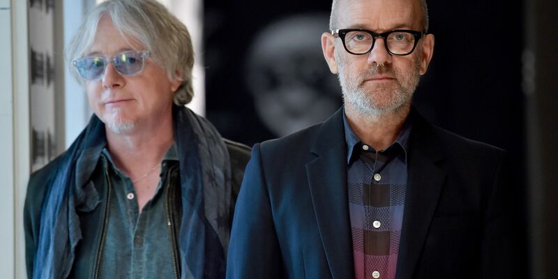 Superstar im Rentenalter: Stipe mit ex-R.E.M.-Bandkollege Mike Mills - Foto: Britta Pedersen/zb/dpa