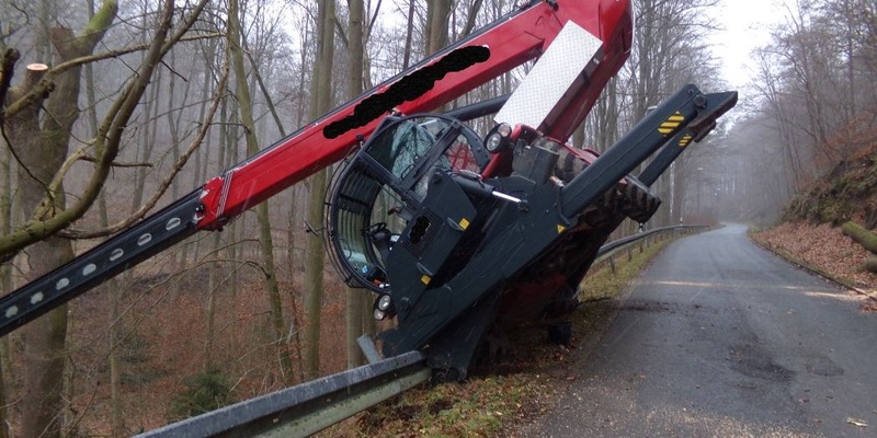 POL-HI: Forstmaschine kippt bei Arbeiten teilweise um - Umfangreiche Bergungsmaßnahmen erforderlich - - Foto: presseportal.de