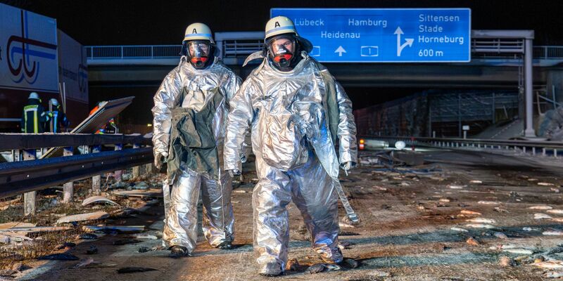 Die Forellen wurden bei dem Unfall über die Fahrbahn verteilt. - Foto: JOTO/dpa