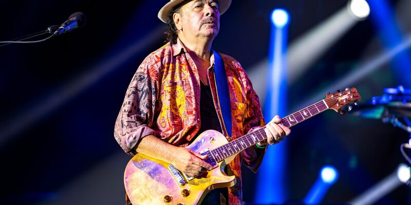 Seit Jahrzehnten tourt Carlos Santana um die Welt und veröffentlicht ein Album nach dem anderen. Nun muss er pausieren. (Archivbild) - Foto: Rob Grabowski/Invision/AP/dpa