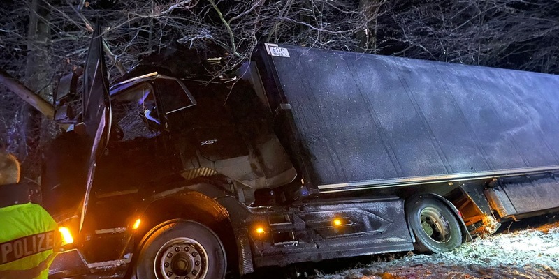 FW-ROW: LKW verunglückt auf Landesstraße - Foto: presseportal.de