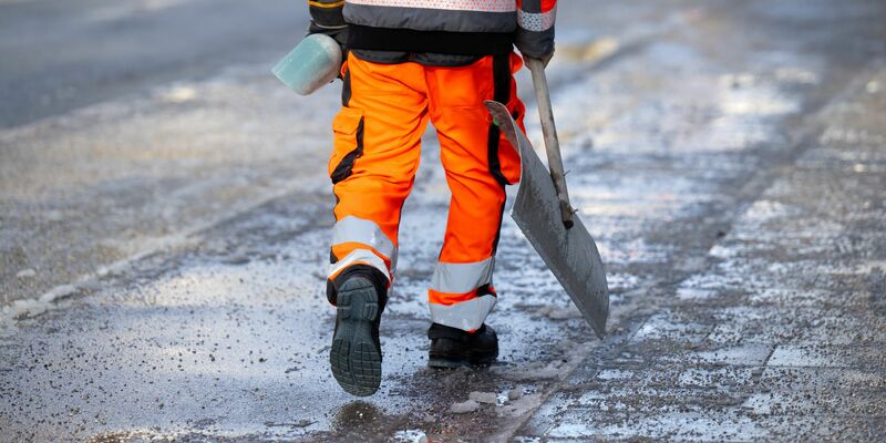 Eine von gefrierendem Regen gezeichnete Nacht steht in weiten Teilen Deutschlands bevor. Der Deutsche Wetterdienst warnt vor Glatteis. (Symbolbild) - Foto: Sven Hoppe/dpa