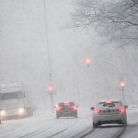 Schnee, Glätte und Kälte - der Wintereinbruch hat vielerorts in Deutschland den Verkehr behindert und Reisepläne durchkreuzt - Foto: Christian Charisius/dpa