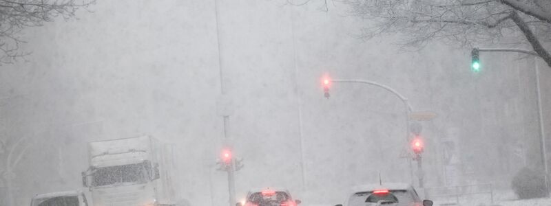 Starker Schneefall in Hamburg: Gefrierender Regen sorgt laut Deutschem Wetterdienst für Glatteisgefahr im gesamten Bundesgebiet. - Foto: Christian Charisius/dpa