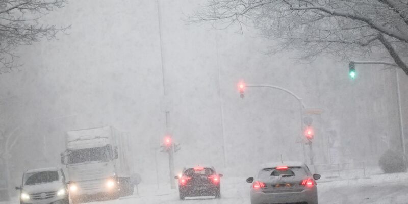 Schnee, Glätte und Kälte - der Wintereinbruch hat vielerorts in Deutschland den Verkehr behindert und Reisepläne durchkreuzt - Foto: Christian Charisius/dpa