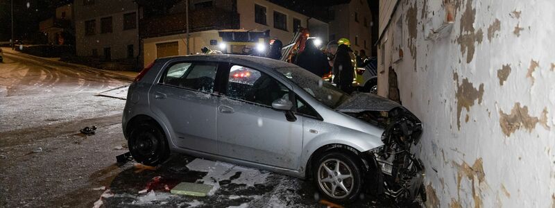 In Oberfranken war dieses Auto mit solcher Wucht gegen eine Hauswand gekracht, dass das leerstehende Gebäude jetzt mit einer Stützkonstruktion gesichert werden muss. - Foto: Steffen Ittig/NEWS5/dpa