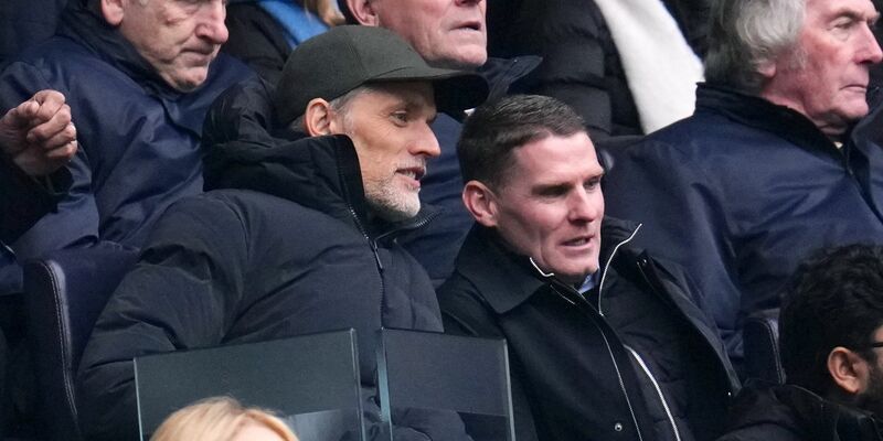 Trainer Thomas Tuchel (l) auf der Tribüne. - Foto: John Walton/PA Wire/dpa