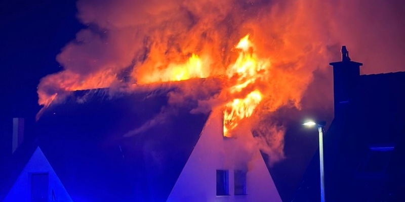 FW-Heiligenhaus: Dachstuhlbrand eines Mehrfamilienhauses - Foto: presseportal.de