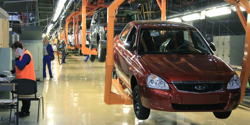 2024 wurden in Russland nach einem schweren Umsatzeinbruch zuvor wieder mehr Autos verkauft. (Archivbild) - Foto: picture alliance / Thomas Körbel/dpa
