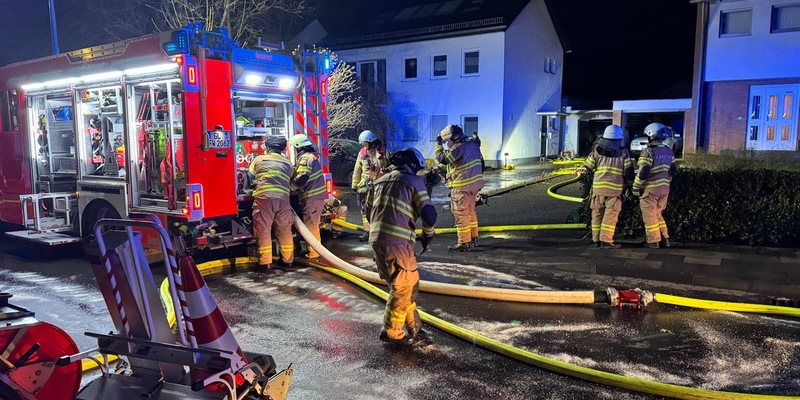 FW-GL: Fünf Paralleleinsätze forderten Feuerwehr und Rettungsdienst am Samstagabend - Elektrofahrzeug brennt in Garage - Foto: presseportal.de