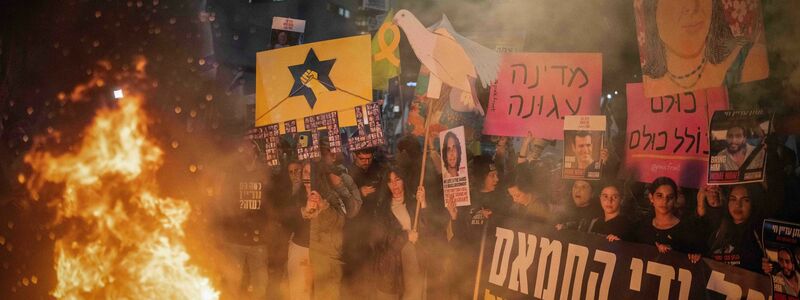 Die Demonstranten unterstellen Netanjahu, er wolle den Krieg verlängern und deshalb einen Geisel-Deal sabotieren. - Foto: Ilia Yefimovich/dpa