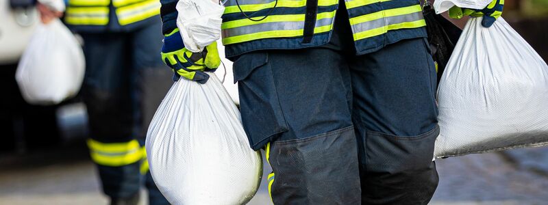 Feuerwehren rufen die Bevölkerung dazu auf, sich besser auf Naturkatastrophen vorzubereiten. (Archivbild) - Foto: Moritz Frankenberg/dpa