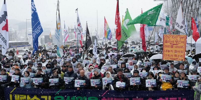 Seit Tagen gehen Gegner und Unterstützer Yoons immer wieder auf die Straße.  - Foto: Ahn Young-joon/AP/dpa