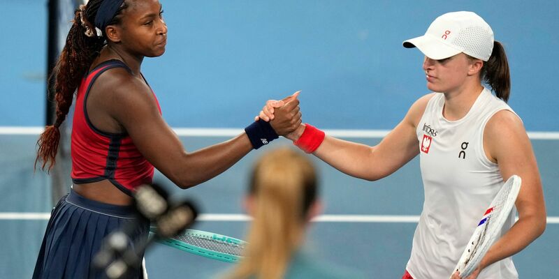 Iga Swiatek (r) gratuliert Coco Gauff (l) - das US-Team sichert sich den Titel im United Cup. - Foto: Rick Rycroft/AP/dpa