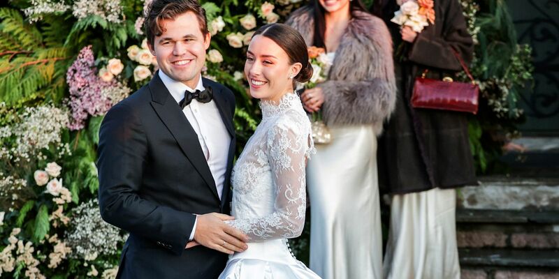 Glückliches Ehepaar: Magnus Carlsen und Ella Victoria Malone. - Foto: Amanda Pedersen Giske/NTB/AP/dpa