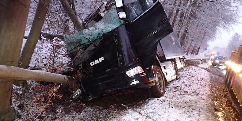 POL-ROW: ++ Sattelzug verunfallt bei Eversen ++ Zeugenaufruf! ++ Unfallflucht: Linienbus verunfallt nach Ausweichmanöver ++ Betrunkener Unfallverursacher flieht: 1,65 Promille ++ - Foto: presseportal.de
