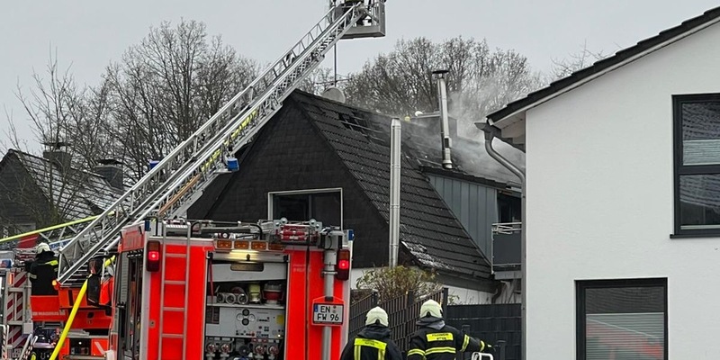 FW Witten: Dachstuhlbrand in Buchholz - Foto: presseportal.de
