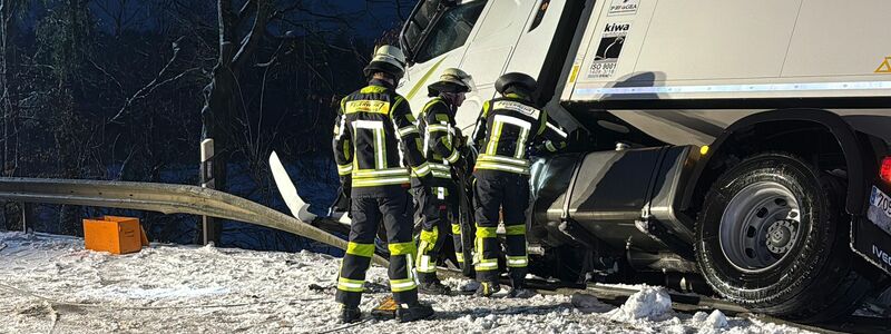 Ein Lkw kam im bayerischen Aiglsbach auf vereister Straße von der Fahrbahn ab. - Foto: Schmelzer/vifogra/dpa