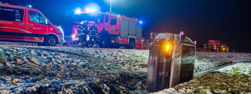 Ein verunglückter Kleintransporter in einem Graben bei Hamburg. - Foto: Rene Schröder/NEWS5/dpa