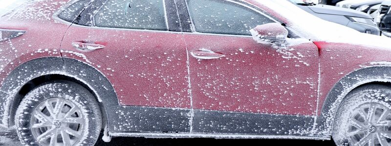 Ein mit Frost überzogenes parkendes Auto auf dem Fichtelberg. Zahlreiche Urlauber haben den Schneefall am Ende der Weihnachtsferien für den Wintersport genutzt. - Foto: Sebastian Willnow/dpa