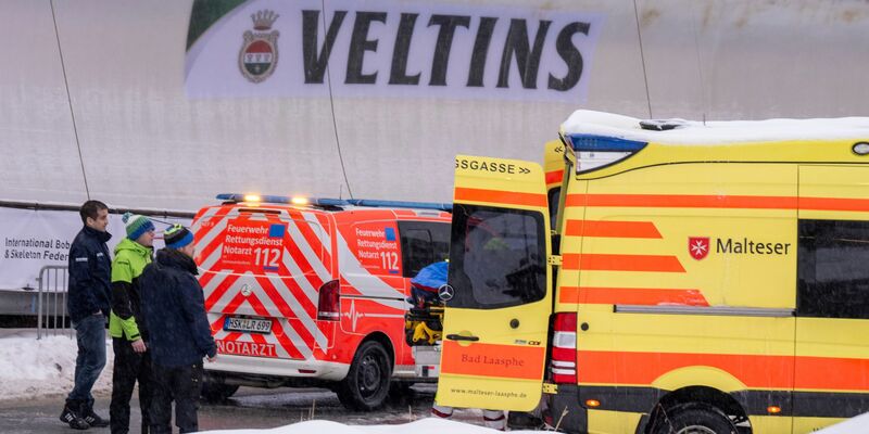 Adam Ammour stürzte im Training schwer, dennoch fuhr er im ersten Lauf auf Rang drei. - Foto: David Inderlied/dpa