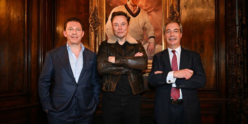Musk (Mitte) und Farage (rechts) hatten sich erst im Dezember in Florida getroffen. Links der Schatzmeister von Reform UK, Nick Candy. (Archivbild) - Foto: Stuart Mitchell/Reform Uk/PA Media/dpa