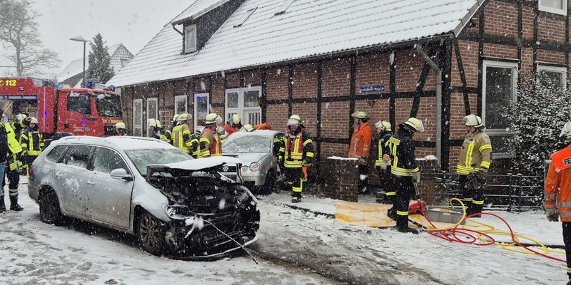 FW Südheide: Schwerer Verkehrsunfall in Wohlde Großaufgebot an Rettungskräfte im Einsatz - Foto: presseportal.de