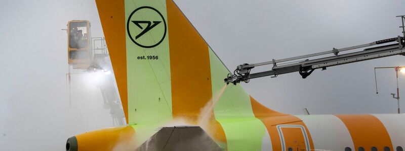 Ein Flugzeug wird auf dem Frankfurter Flughafen enteist. - Foto: Helmut Fricke/dpa