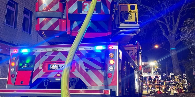 FW-E: Wohnungsbrand in einem Mehrfamilienhaus - eine Person verletzt - Foto: presseportal.de