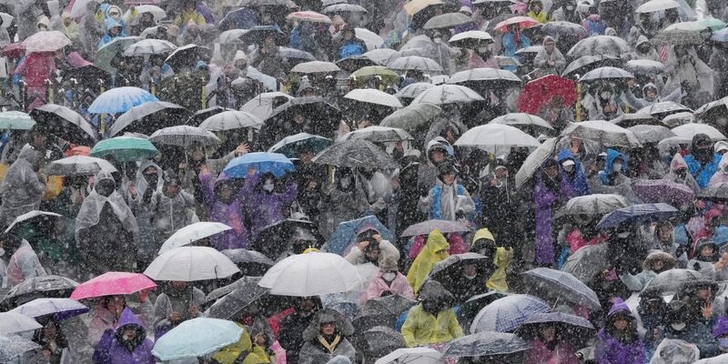 Anhänger Yoons versammeln sich in der Nähe der Präsidentenresidenz in Seoul, um gegen seine Amtsenthebung zu protestieren. - Foto: Ahn Young-joon/AP/dpa