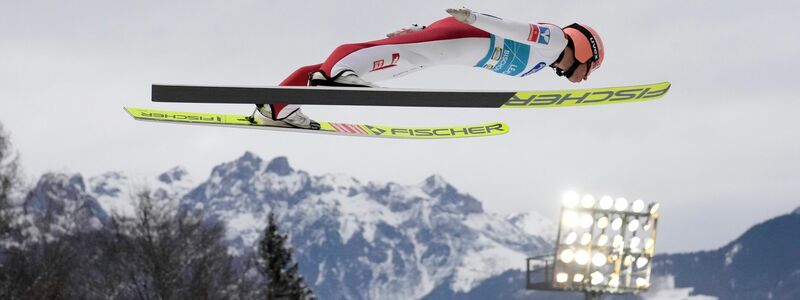 Springt für den SC Bischofshofen: Jan Hörl. - Foto: Matthias Schrader/AP/dpa