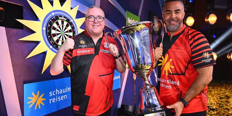 Stephen Bunting Patrick Owomoyela Die Promi-Darts-WM - Foto: ProAcht/Willi Weber, presseportal.de