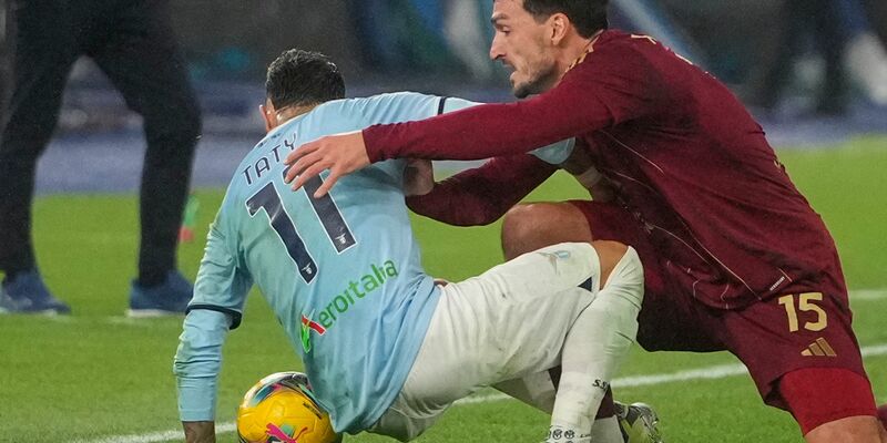 Das Rom-Derby war vor allem in der Schlussphase hitzig. - Foto: Alessandra Tarantino/AP/dpa