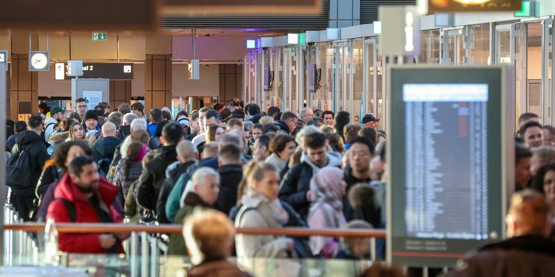 Da arbeiten, wo andere Urlaub machen: Die deutsche Reisebranche klagt über Personalmangel. (Symbolbild) - Foto: Bodo Marks/dpa