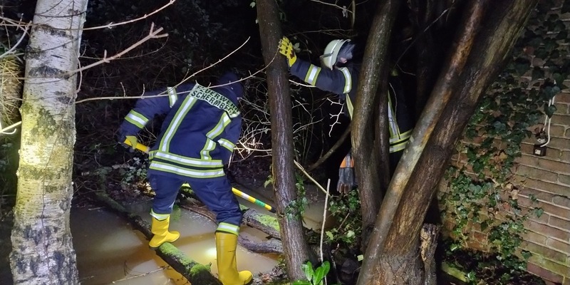 FW-Schermbeck: Wasserschaden durch gestauten Bach - Foto: presseportal.de
