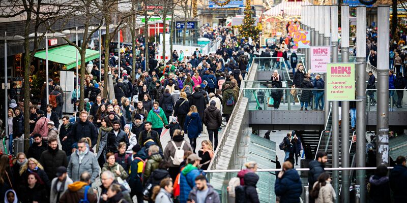 Die Geschäfte waren zur Weihnachtszeit nicht nur in Hannover gut gefüllt. (Archivbild) - Foto: Moritz Frankenberg/dpa