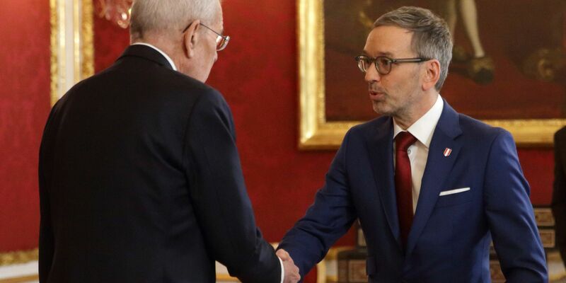Nach einem Treffen von Staatsoberhaupt Alexander Van der Bellen und FPÖ-Chef Herbert Kickl scheinen die Weichen für den ersten FPÖ-Kanzler gestellt . - Foto: Heinz-Peter Bader/AP/dpa