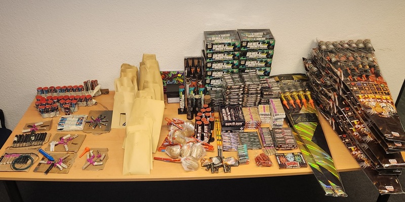 POL-IZ: 250106.2 Meldorf: Mann zündet Kugelbombe - Diverse Feuerwerkskörper sichergestellt - Foto: presseportal.de