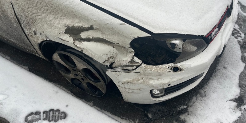 POL-HM: Stark beschädigtes Fahrzeug festgestellt - Polizei sucht Unfallörtlichkeit und Geschädigte - Foto: presseportal.de